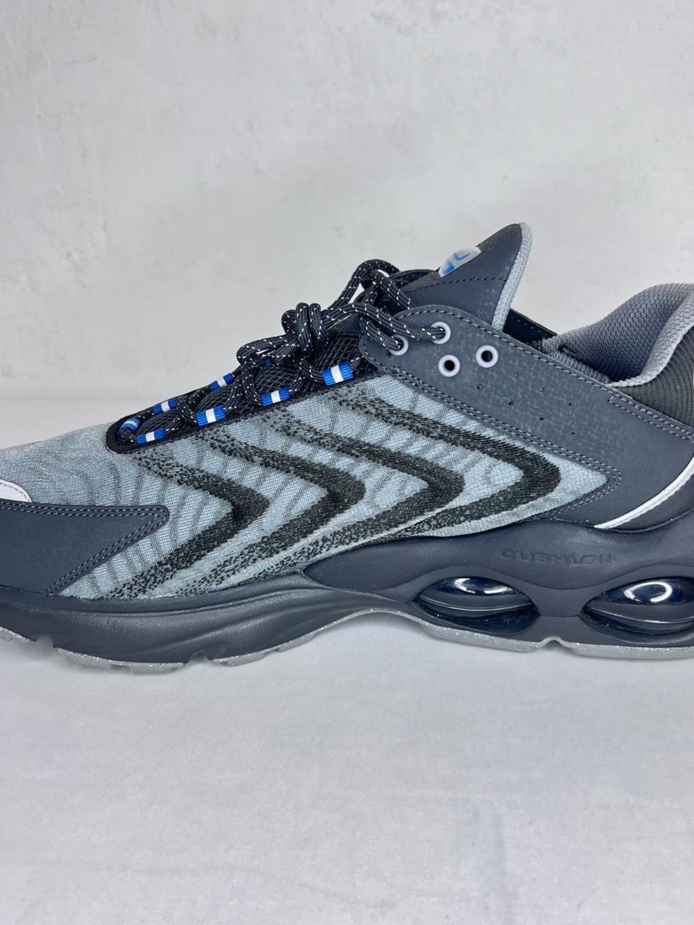 Nike SINGLE RIGHT SHOE ONLY Men’s Gray & Blue Athletic Sneakers - Picture 3 of 7